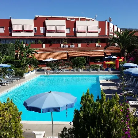 Felix Aparthotel 3*